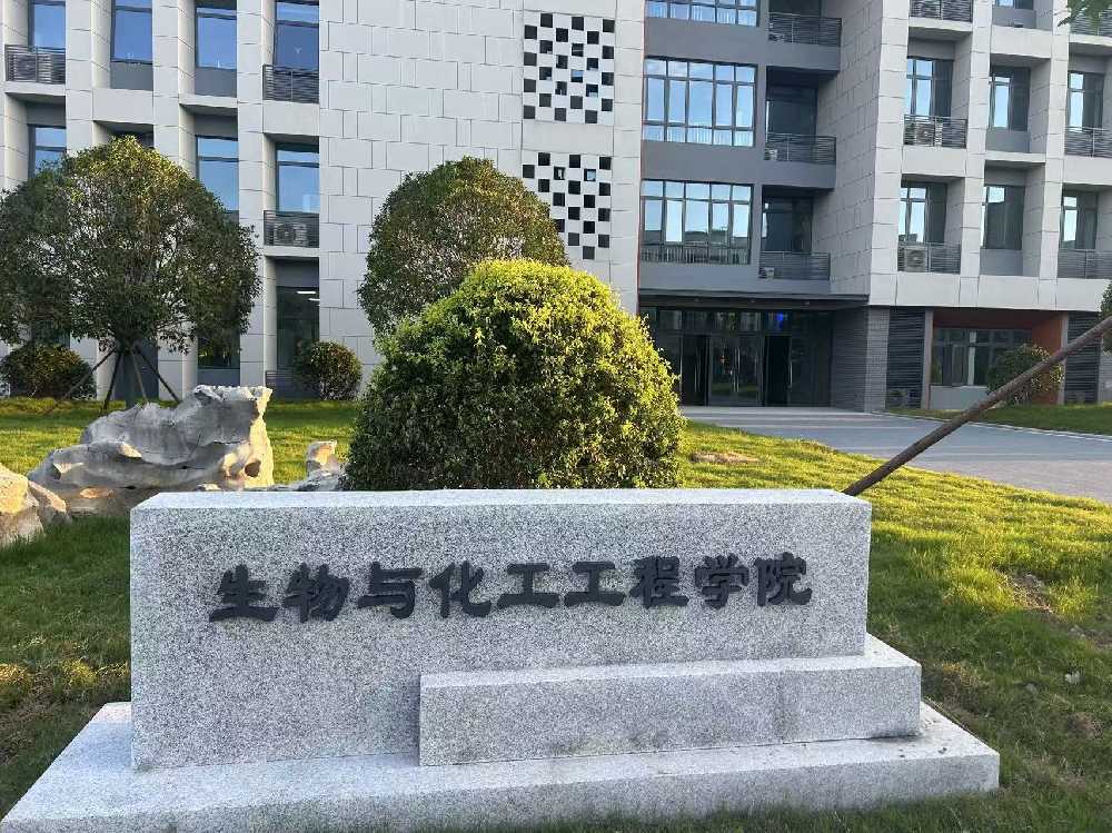 荥经县扬州职业大学体育场高杆灯项目